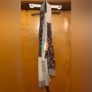 NWT Larioseta Floral Scarf